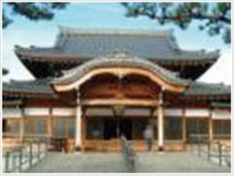 歴史や文化を感じられる周辺環境があるのも魅力の一つである。気候の良い季節には、レクリエーションとしてスタッフとともにお参りに行くことがある。