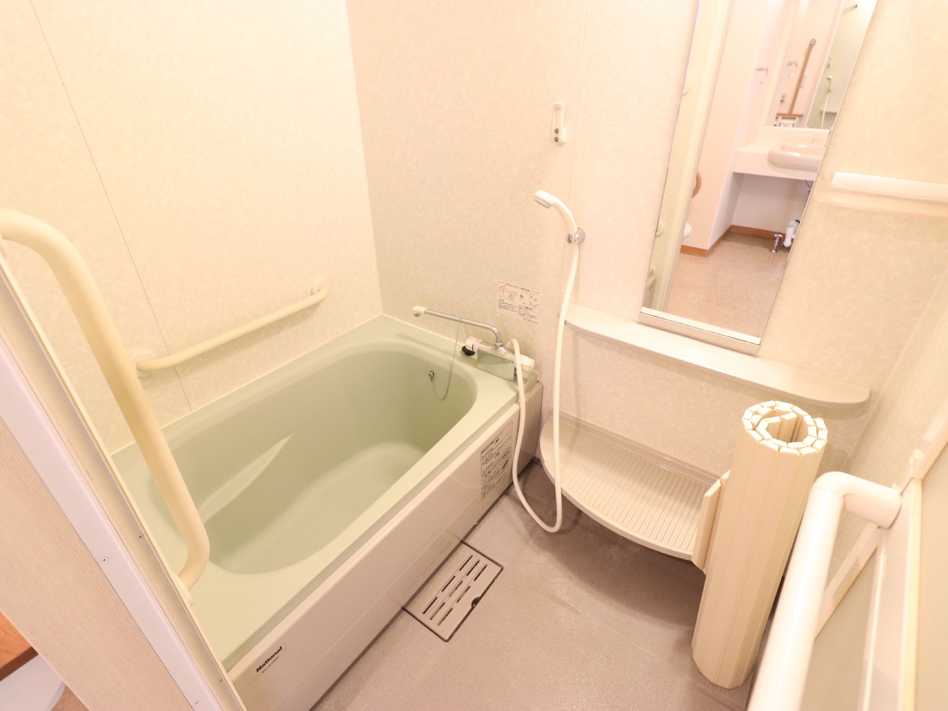 居室にはバスルームがあり、広々としたバスタブを完備している。また浴室には丸められる風呂フタを用意している。