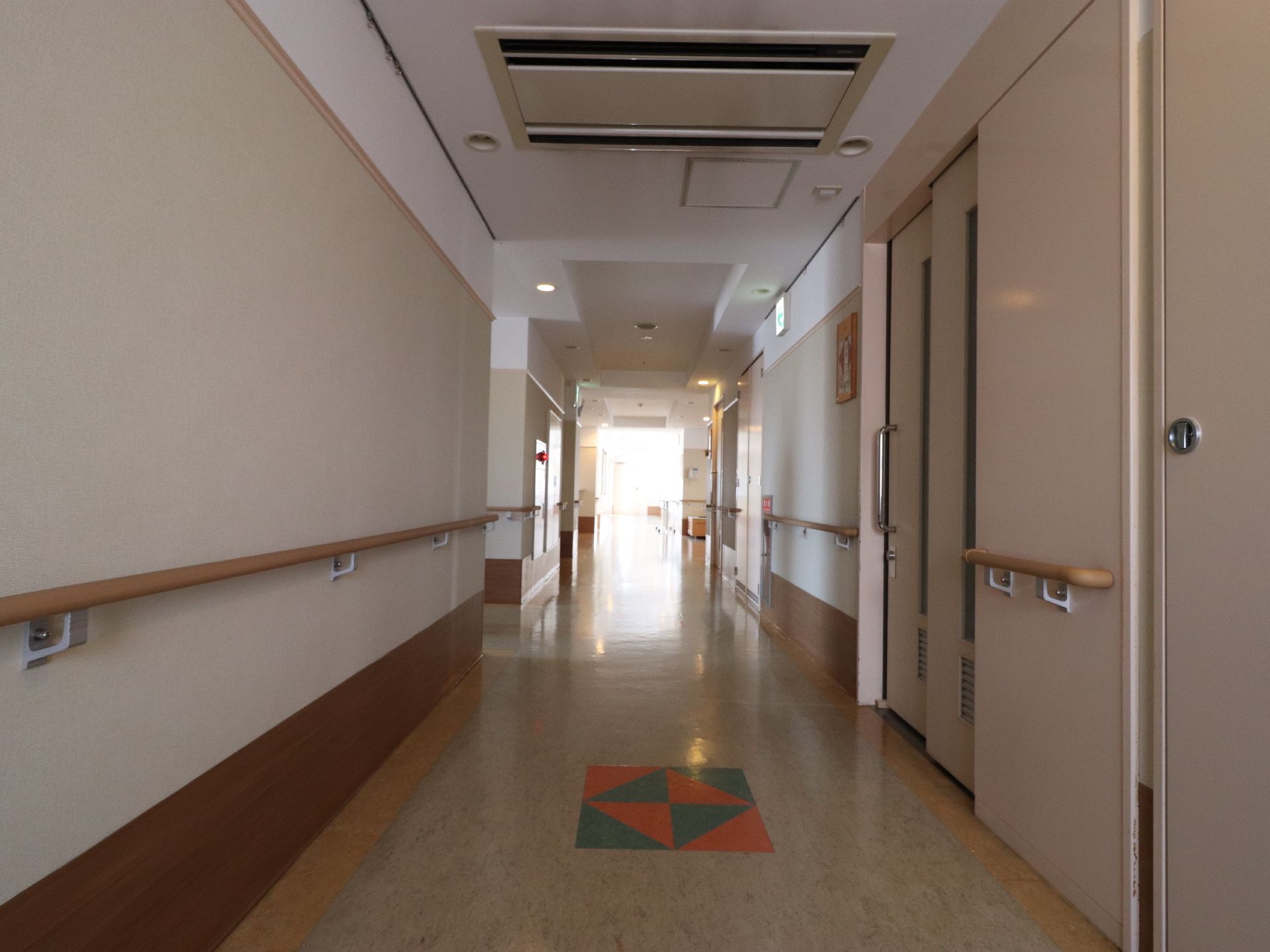 施設の廊下は段差のないバリアフリーとなっている。また天井には空調設備があり、壁には手すりが取り付けられている。