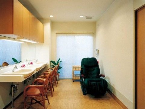 洗面台は３か所あり、それぞれに椅子が用意されている。自由に使用できるマッサージチェアが置かれている。