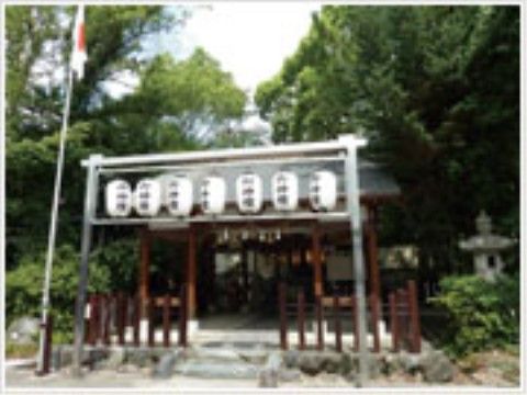 当施設の近くには神社がある。緑豊かな神社で、お散歩をしていただいたり、近隣住民の方との交流などをお楽しみいただける。