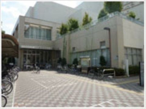 当施設の近くには図書館や劇場がある。本が好きな入居者様はもちろん、劇場では演奏会や舞踏会をお楽しみいただける。
