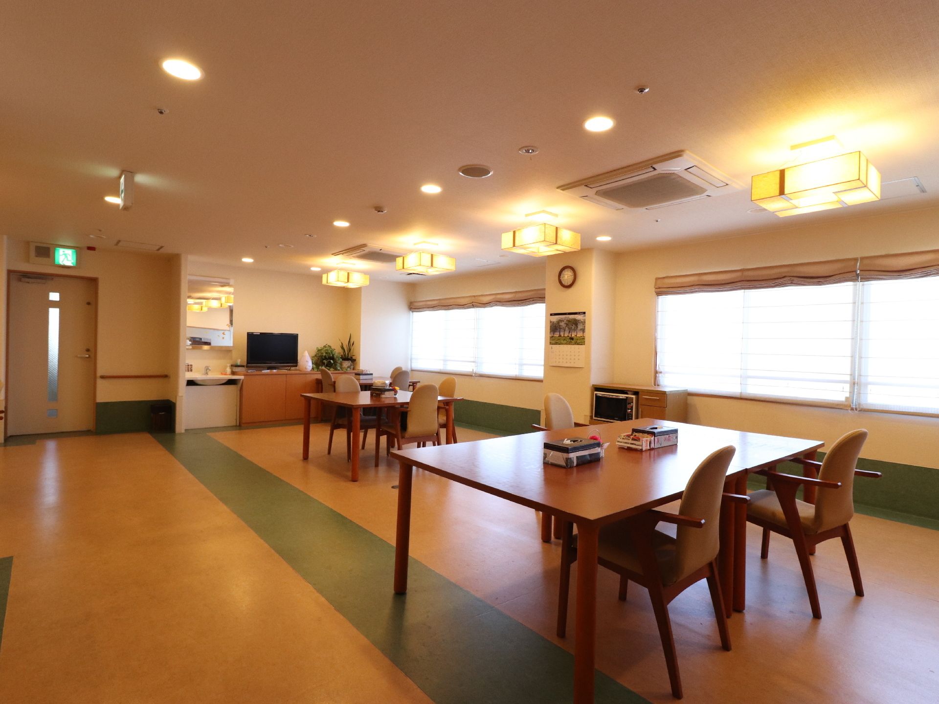 広々とした共有のダイニングルームでは食事をしたり、機能訓練をしたり、入居者さん同士の交流の場となっている。