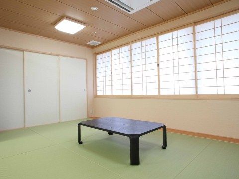 襖と障子を取入れ、木と畳のぬくもりを感じられる日本ならではの一室である。天井にエアコンと四角形の照明を設置している。