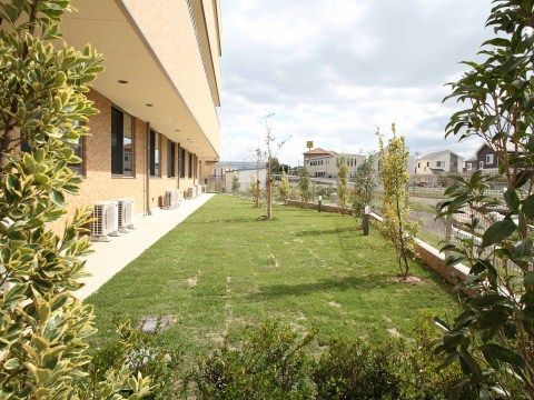 建物の南側には緑豊かな庭園を設けている。芝生を敷設し、のんびりとお散歩もお楽しみいただける空間である。周辺は自然豊かである。