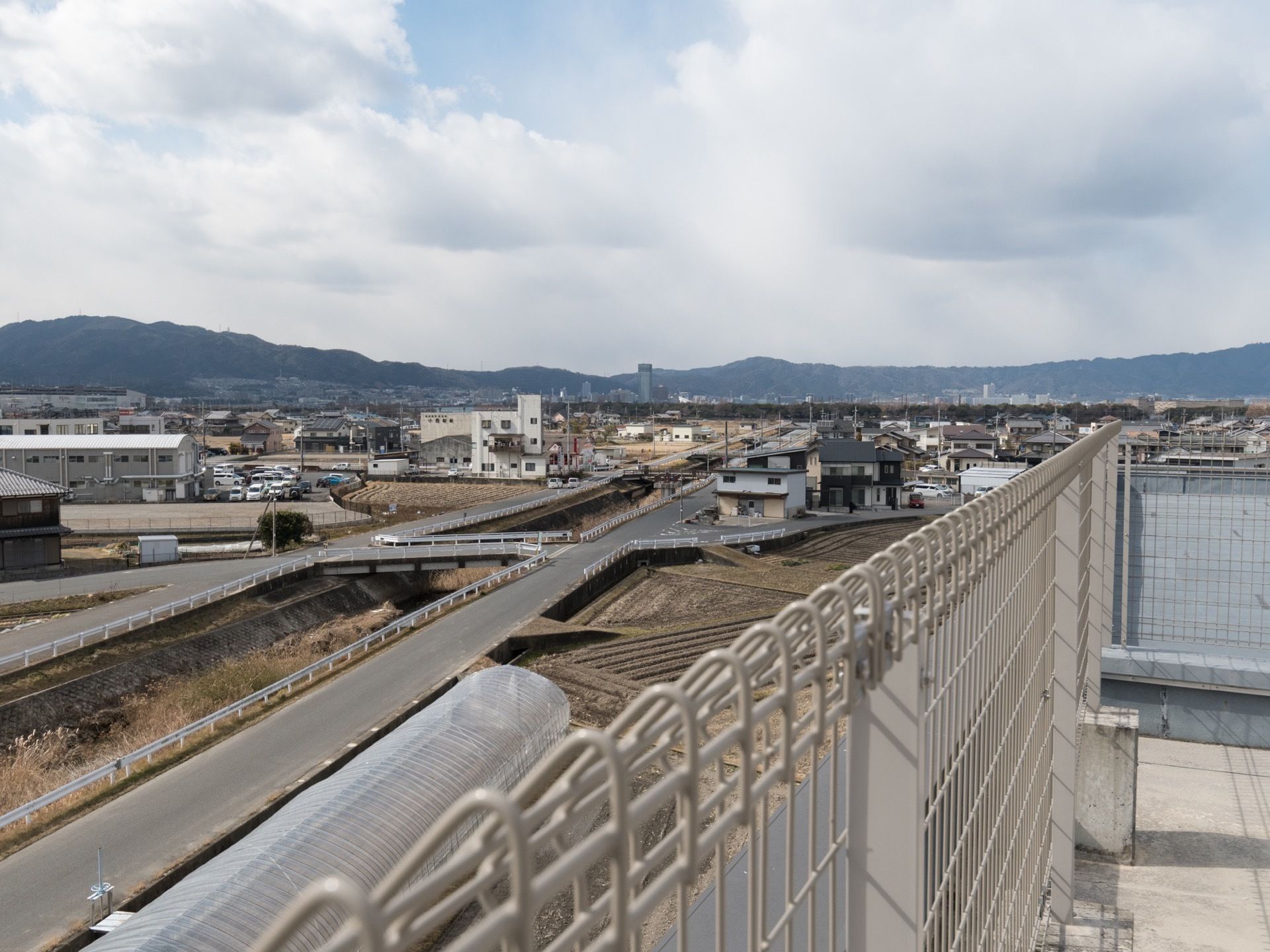 屋上には金属製のフェンスが設置されている。周囲に高い建物はなく、外の空気を吸いながら空と山の景色を楽しむことができる。