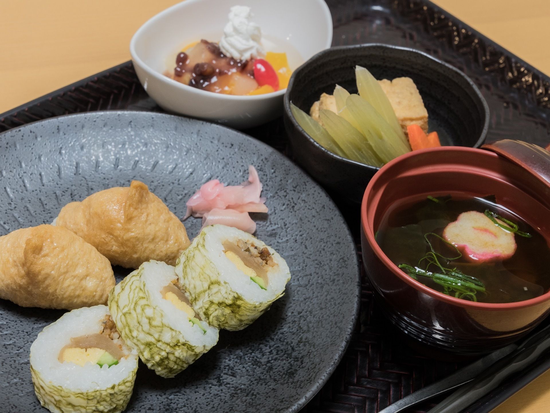 この日のメニューは、稲荷ずしと巻きずし・煮物・お吸い物・デザートである。彩りがよく、目でも楽しむことができる。