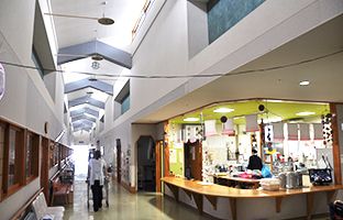 明るい廊下とカウンター