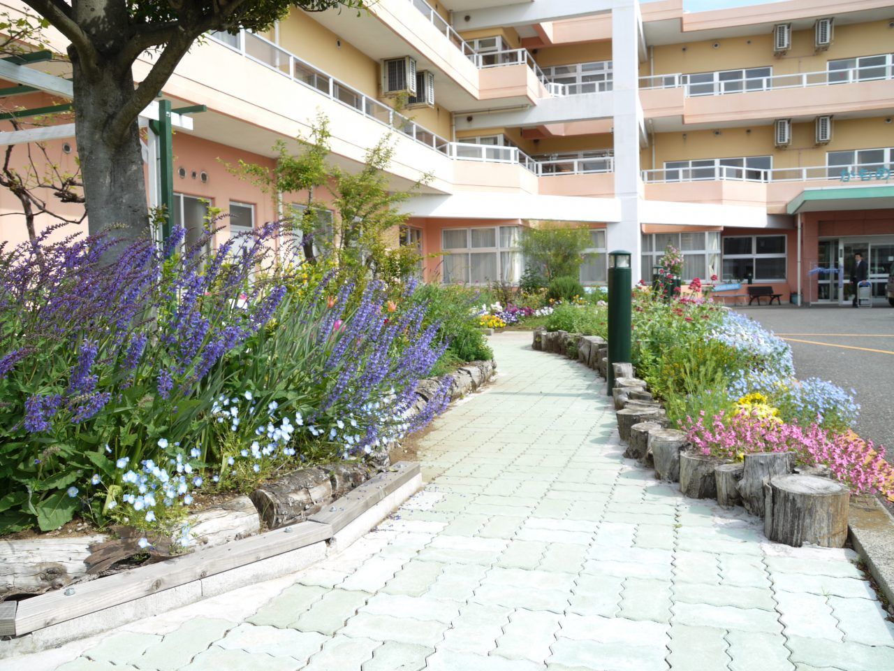 花壇と建物のエントランス