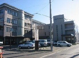 明るい日差しの建物外観