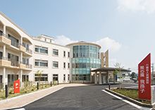 明るい外観の建物入口