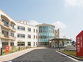 明るい外観の建物入口