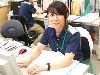 笑顔のスタッフ事務所