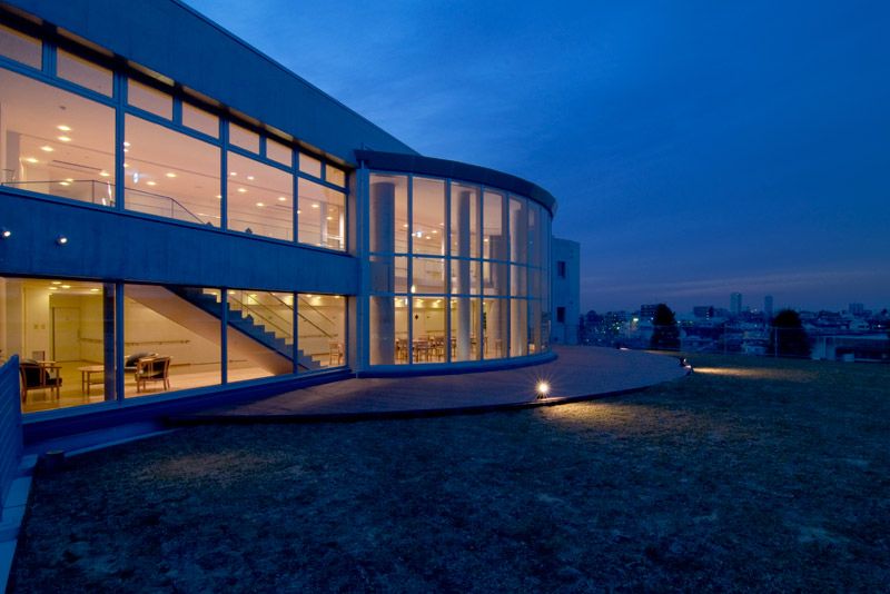 夕暮れ時の建物外観