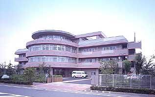 円形デザインの建物外観