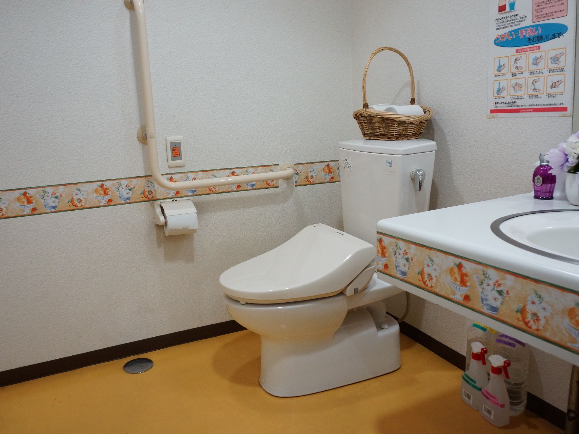 車いすの利用者でもゆったり使用できる広さのトイレ。手すりやブザーもあるので安心。花が飾られたり、清潔が保たれた手洗い。