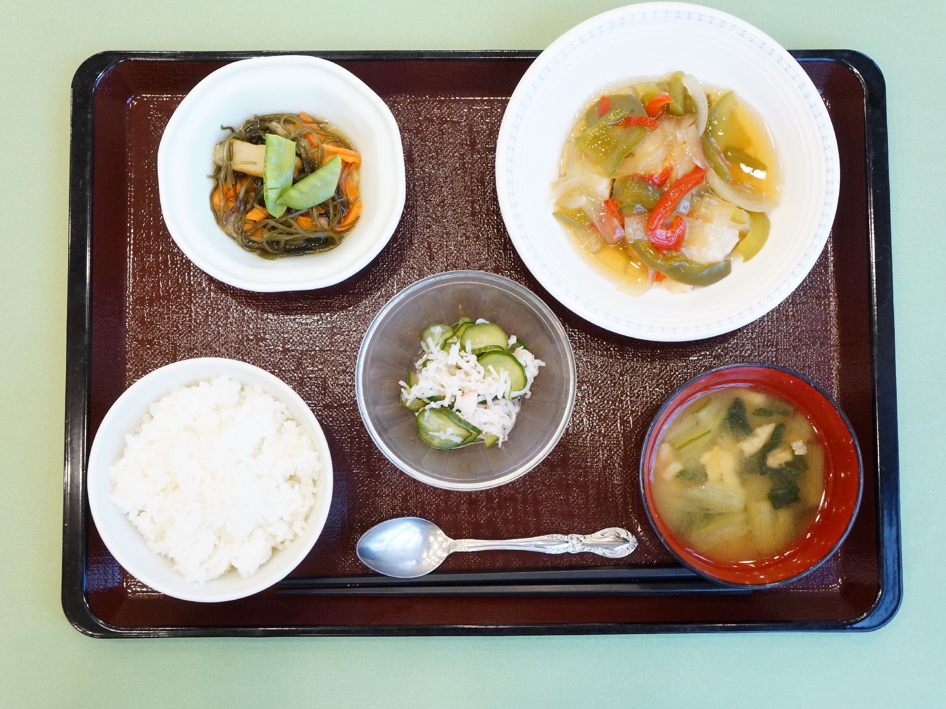 この日の食事はメインのほかに二品ついており、たくさんの食材を一度に食べられる。野菜、たんぱく質、海藻類、発酵食品などバランスよい。