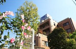 緑豊かな施設外観