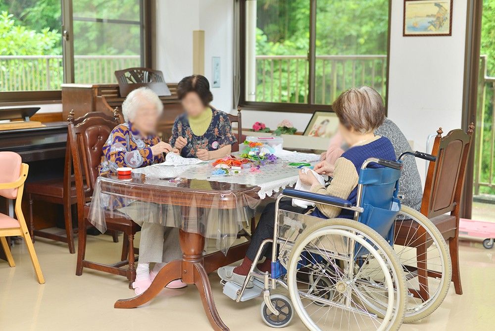 手芸を楽しむ皆さんの様子