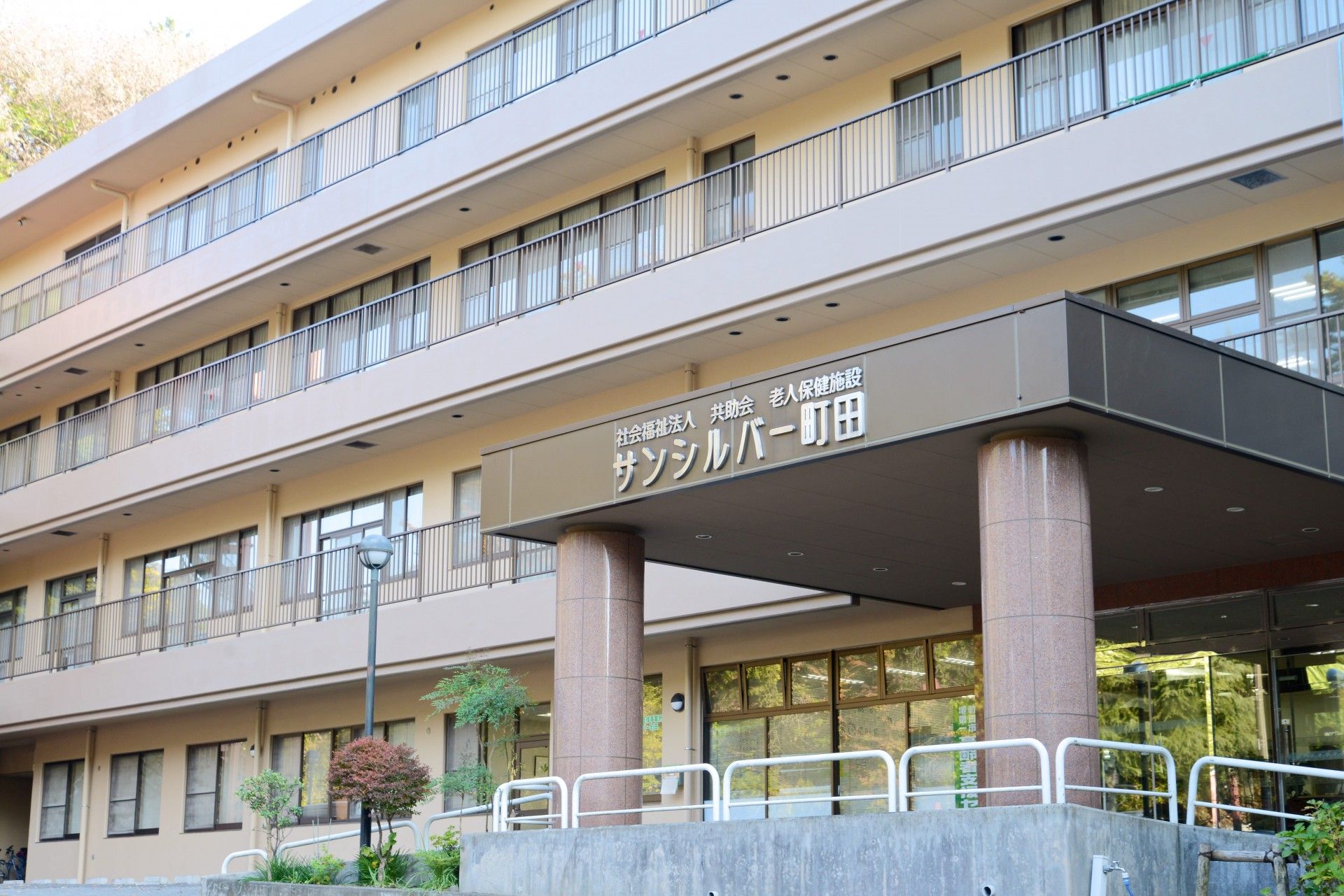 多階層の建物正面
