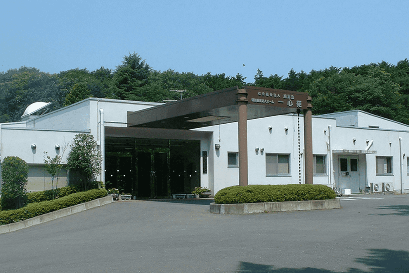 ゆったりとした入口の施設