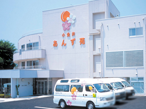 送迎車が並ぶ建物前