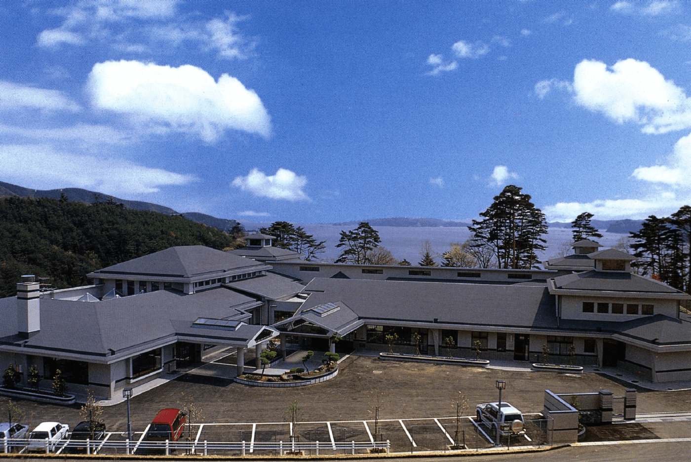 自然に囲まれた施設外観
