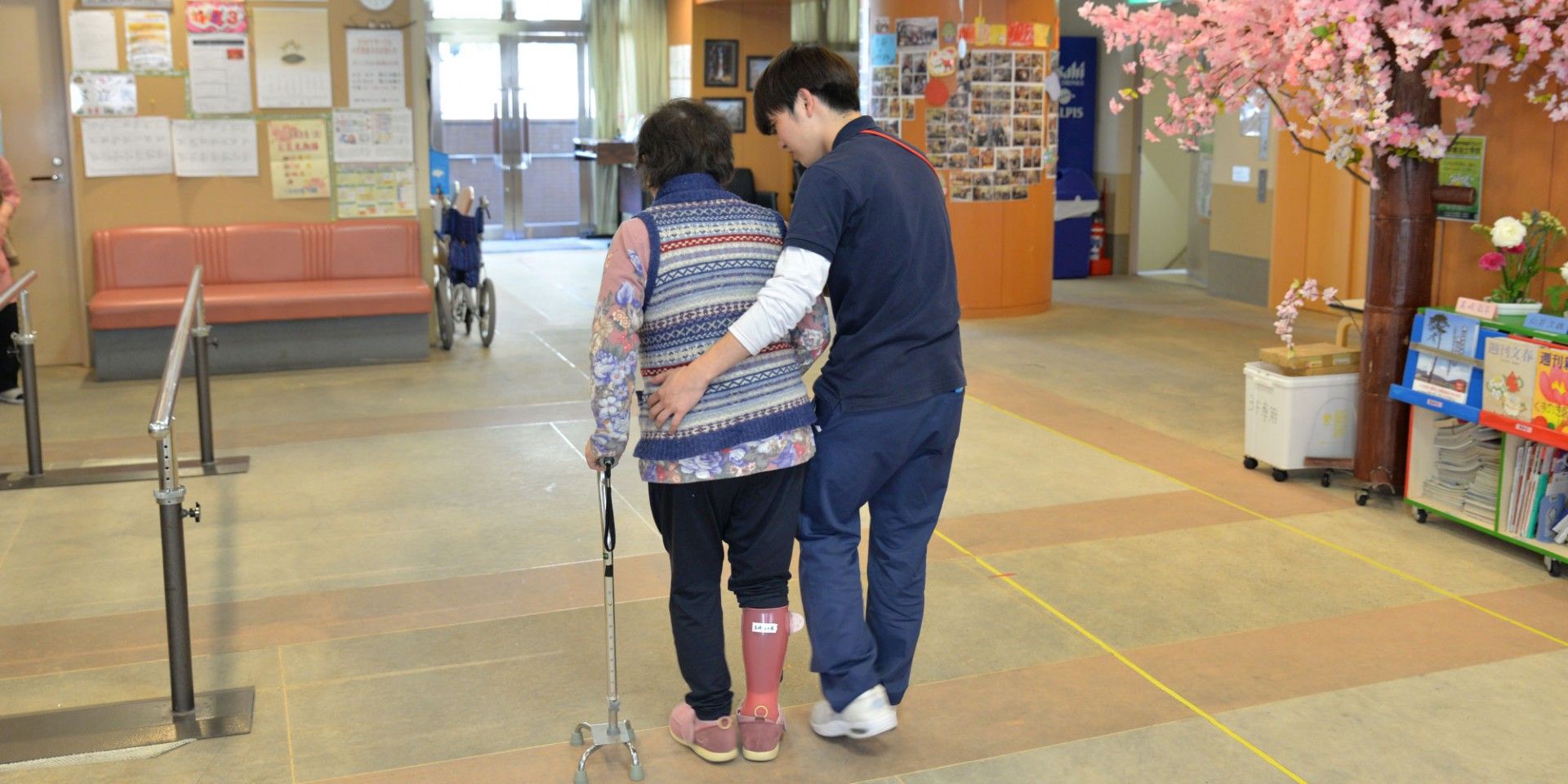 支援を受ける高齢者の姿