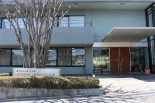 明るい入口の建物正面