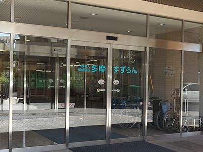 入口の自動ドアと車椅子