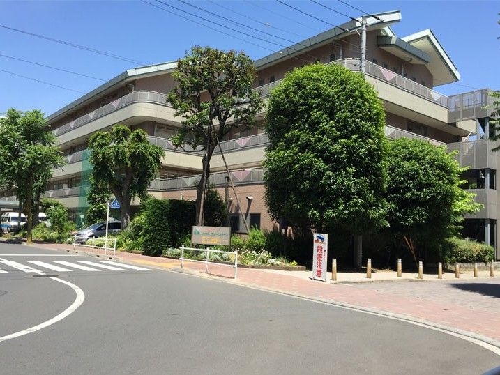 緑に囲まれた建物の外観