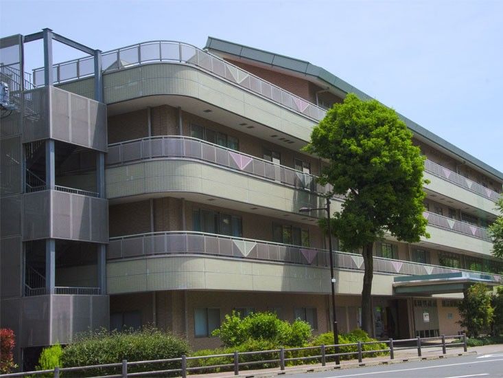 緑に囲まれた建物外観