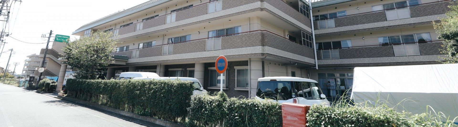 ゆったりとした外観の建物