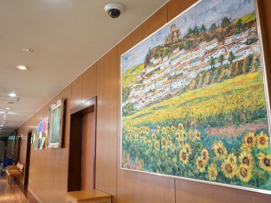 絵画のある廊下