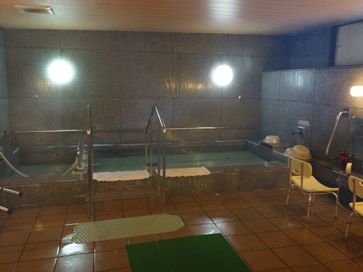 浴槽への手すり完備