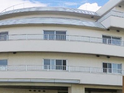 白い外壁の建物