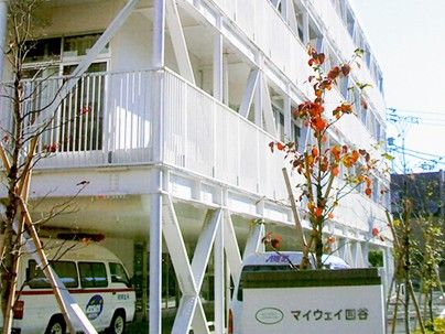 白い建物の外観