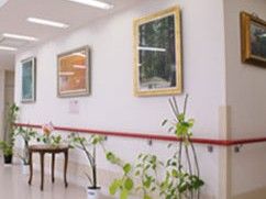 絵画が飾られた廊下