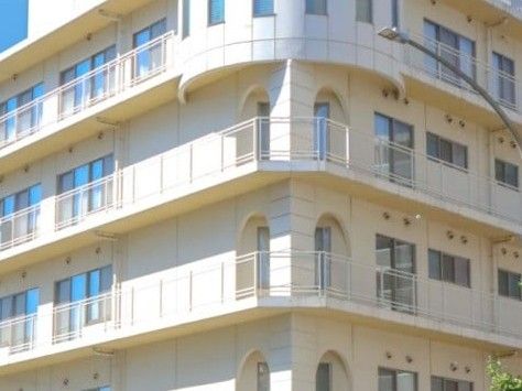 白い外壁の建物