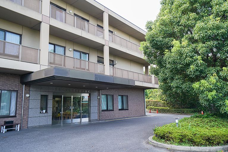 緑に囲まれた建物入口