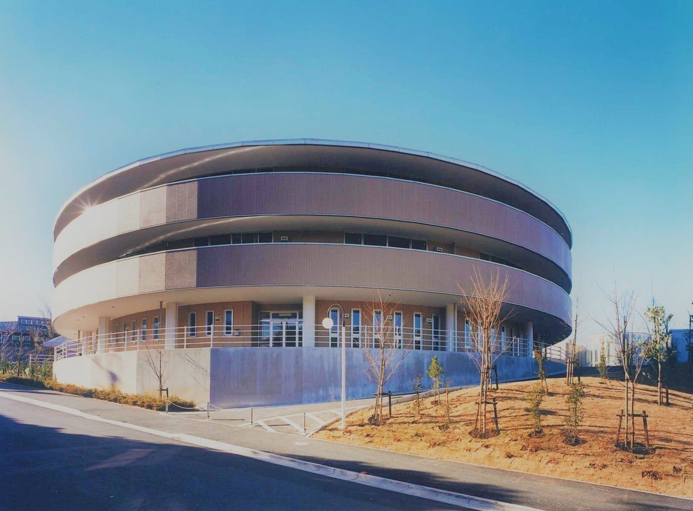 円形のモダンな建物