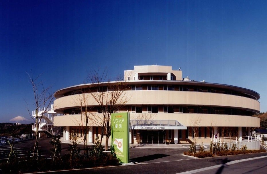 円形の建物の正面入口