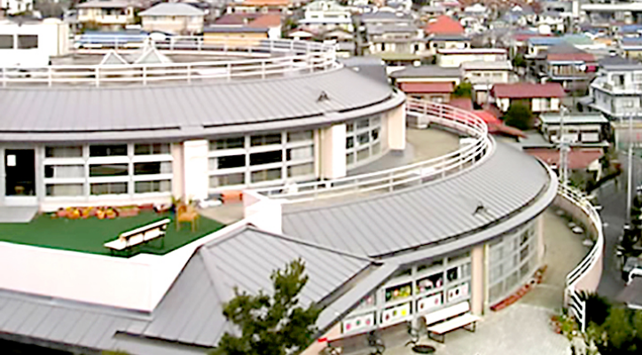 円形の建物外観