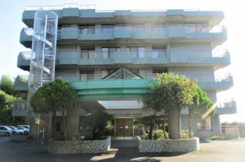 明るいエントランスの建物