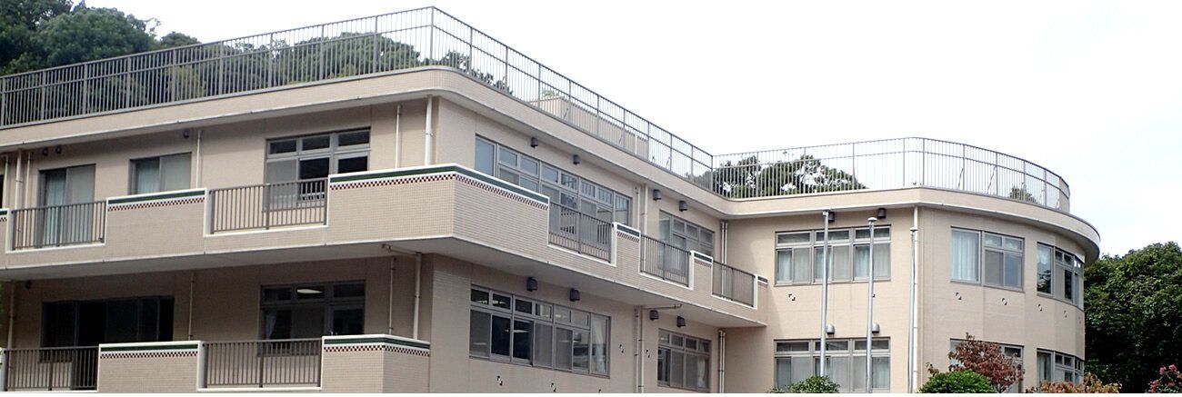 ゆったりとした外観の建物