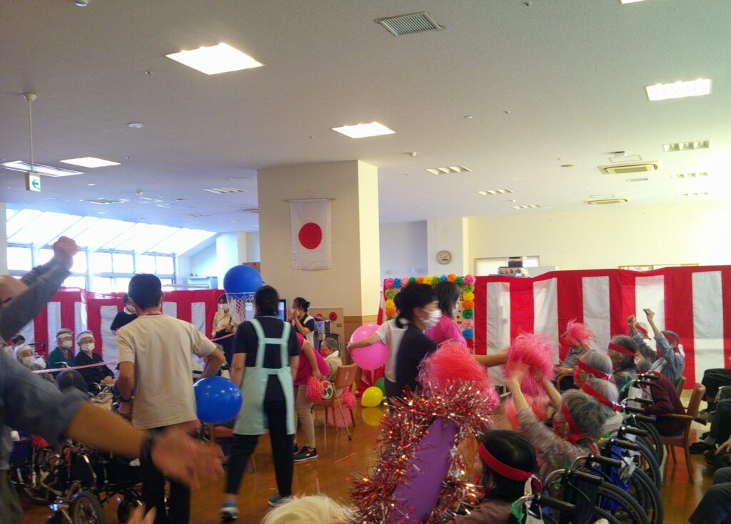 イベントを楽しむ人々