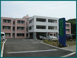 ゆったりとした建物の外観