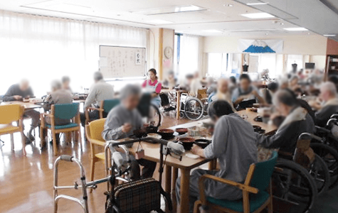 賑やかな食事風景