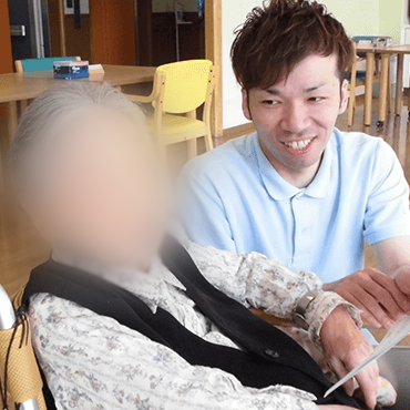 笑顔のスタッフと利用者