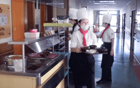 明るい食事の準備風景